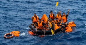 Βυθίστηκε φορτηγό πλοίο με 62 άτομα – Αγνοούνται 17 ναυτικοί