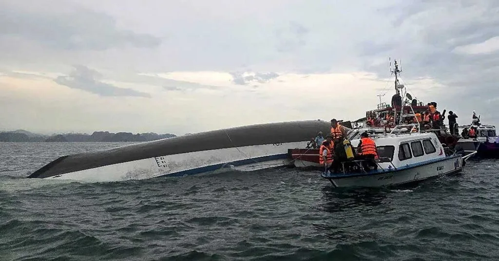 Τουριστική εκδρομή μετατράπηκε σε τραγωδία: Τουλάχιστον 15 νεκροί μετά την ανατροπή σκάφους στο Βιετνάμ