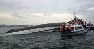 Τουριστική εκδρομή μετατράπηκε σε τραγωδία: Τουλάχιστον 15 νεκροί μετά την ανατροπή σκάφους στο Βιετνάμ