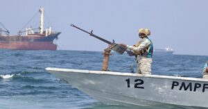 Ο IMO εκπέμπει SOS για 3 πλοία στα χέρια Σομαλών πειρατών