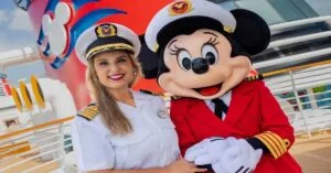 Από τη δικηγορία στη γέφυρα του Disney Wish – Αυτή είναι η πρώτη γυναίκα πλοίαρχος στην ιστορία της Disney Cruise Line