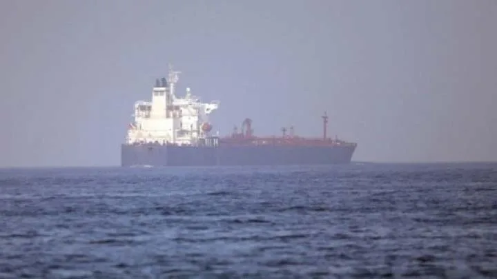 Δεξαμενόπλοιο γεμάτο πετρέλαιο διαλύεται πάνω στα βράχια – Φόβοι για οικολογική καταστροφή στο Ομάν