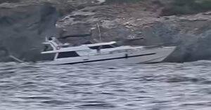 Θαλαμηγός με 14 επιβαίνοντες προσάραξε σε βράχια στην Αίγινα – Βίντεο από το σημείο