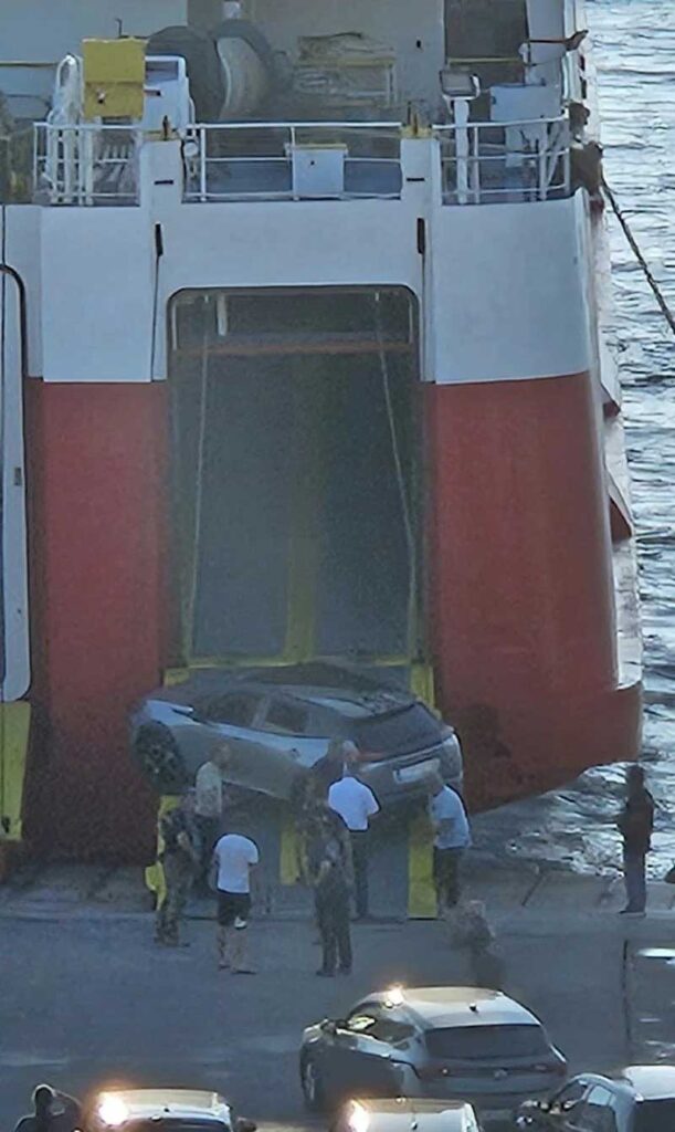 Αυτοκίνητο σφήνωσε στον καταπέλτη πλοίου κατά την αποβίβαση στο λιμάνι της Ραφήνας