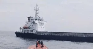 Ένας νεκρός μετά από σύγκρουση φορτηγού πλοίου με αλιευτικό στο Βιετνάμ