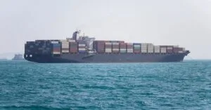 Τέλη διέλευσης στα Στενά του Ορμούζ; Η πρόταση που ανοίγει νέα συζήτηση για την εμπορική ναυτιλία