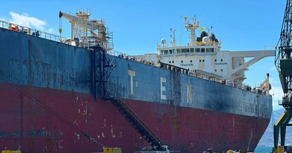 Στήριξη Tσάκου στα ελληνικά ναυπηγεία: Ολοκληρώθηκαν οι επισκευές του ΣΠΥΡΟΣ Κ στον Σκαραμαγκά