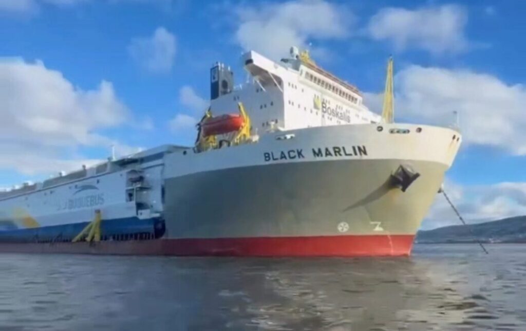 Πώς το μεγαλύτερο ηλεκτρικό ferry στον κόσμο θα ταξιδέψει χιλιάδες μίλια φορτωμένο πάνω σε άλλο πλοίο