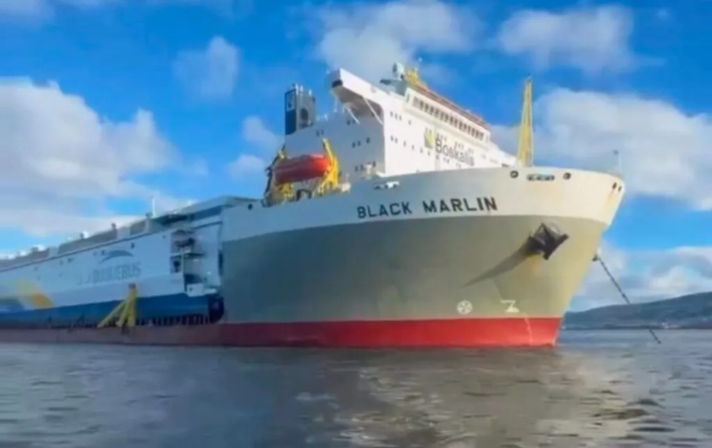 Πώς το μεγαλύτερο ηλεκτρικό ferry στον κόσμο θα ταξιδέψει χιλιάδες μίλια φορτωμένο πάνω σε άλλο πλοίο