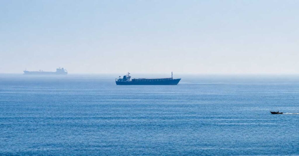 ADNOC: «Έχουν χτυπήσει 15 πλοία μας» – Ένας νεκρός και 20 τραυματίες ναυτικοί