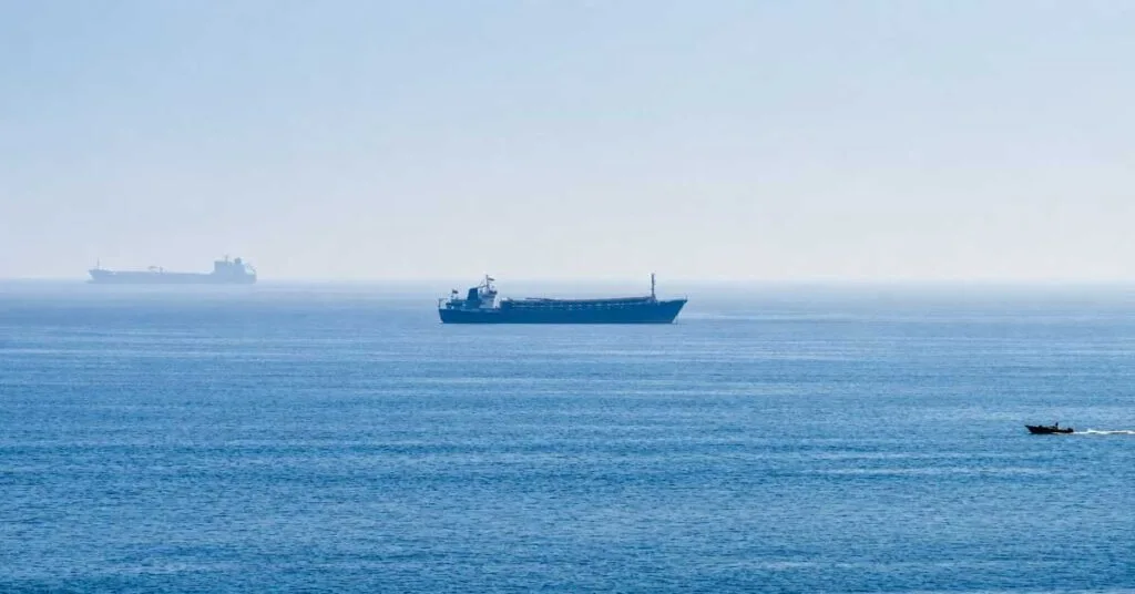 ADNOC: «Έχουν χτυπήσει 15 πλοία μας» – Ένας νεκρός και 20 τραυματίες ναυτικοί