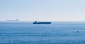 ADNOC: «Έχουν χτυπήσει 15 πλοία μας» – Ένας νεκρός και 20 τραυματίες ναυτικοί