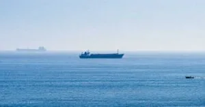 ADNOC: «Έχουν χτυπήσει 15 πλοία μας» – Ένας νεκρός και 20 τραυματίες ναυτικοί