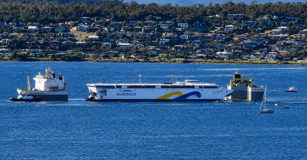 Πώς το μεγαλύτερο ηλεκτρικό ferry στον κόσμο θα ταξιδέψει χιλιάδες μίλια φορτωμένο πάνω σε άλλο πλοίο