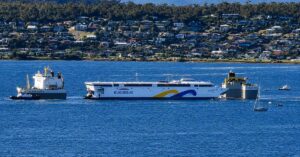 Πώς το μεγαλύτερο ηλεκτρικό ferry στον κόσμο θα ταξιδέψει χιλιάδες μίλια φορτωμένο πάνω σε άλλο πλοίο