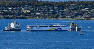 Πώς το μεγαλύτερο ηλεκτρικό ferry στον κόσμο θα ταξιδέψει χιλιάδες μίλια φορτωμένο πάνω σε άλλο πλοίο