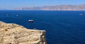 Στο στόχαστρο επίθεσης βρέθηκε ακόμη ένα εμπορικό πλοίο στα Στενά του Ορμούζ, αυτή τη φορά το ελληνόκτητο δεξαμενόπλοιο Metro Venetian, το οποίο ακινητοποιήθηκε όταν άγνωστο βλήμα προκάλεσε ζημιές στο μηχανοστάσιο του. Το πλήρωμα είναι ασφαλές, ενώ το πλοίο μεταφέρθηκε στη συνέχεια με ρυμουλκό στη Φουτζέιρα.