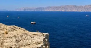 Στο στόχαστρο επίθεσης βρέθηκε ακόμη ένα εμπορικό πλοίο στα Στενά του Ορμούζ, αυτή τη φορά το ελληνόκτητο δεξαμενόπλοιο Metro Venetian, το οποίο ακινητοποιήθηκε όταν άγνωστο βλήμα προκάλεσε ζημιές στο μηχανοστάσιο του. Το πλήρωμα είναι ασφαλές, ενώ το πλοίο μεταφέρθηκε στη συνέχεια με ρυμουλκό στη Φουτζέιρα.