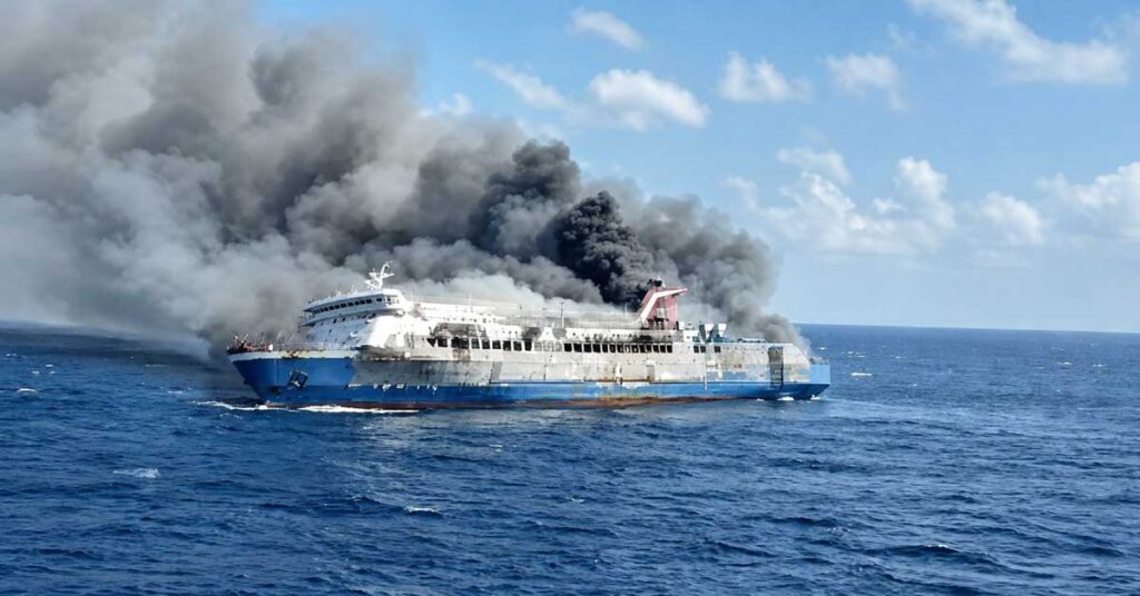 Τραγωδία στην Ινδονησία: Ferry τυλίχθηκε στις φλόγες – Δεκάδες αγνοούμενοι, συγκλονίζουν τα βίντεο