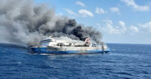 Τραγωδία στην Ινδονησία: Ferry τυλίχθηκε στις φλόγες – Δεκάδες αγνοούμενοι, συγκλονίζουν τα βίντεο
