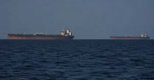 Ναυτικοί καταγγέλλουν ότι τους πιέζουν ώστε να περάσουν από το Ορμούζ