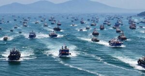 Χιλιάδες κινεζικά αλιευτικά ξεχύθηκαν ξανά στη θάλασσα – «Πονοκέφαλος» για τα εμπορικά πλοία