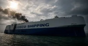 Φωτιά σε πλοίο μεταφοράς αυτοκινήτων στον Ειρηνικό- Πλέει ακυβέρνητο