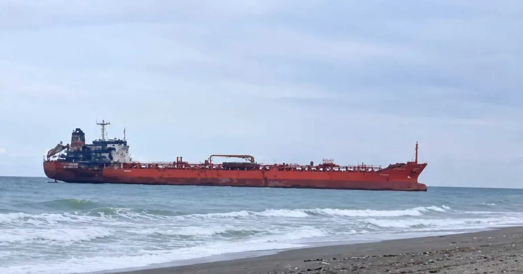 Δύο εγκαταλελειμμένα πλοία ξεβράστηκαν στις ακτές της Τουρκίας μετά από επιθέσεις