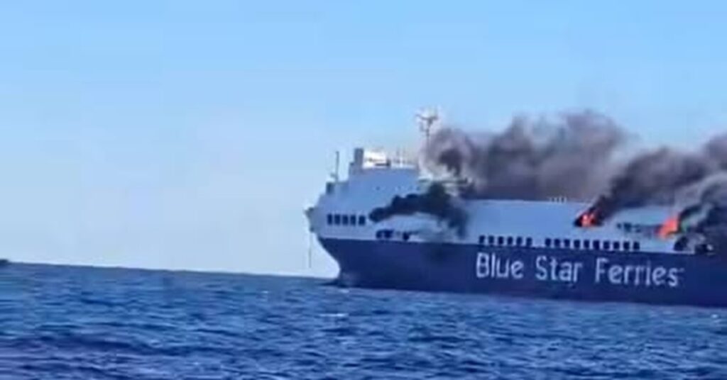Εκκενώθηκε το Blue Carrier 2 – Βίντεο από τη φωτιά στο πλοίο