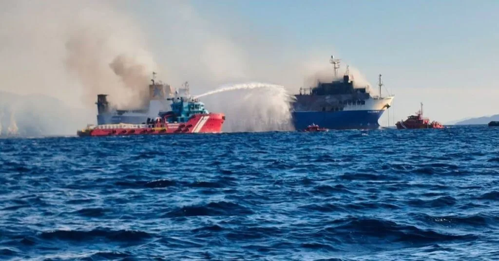 Η ανακοίνωση του Λιμενικού για τη φωτιά στο «BLUE CARRIER 2» (video)