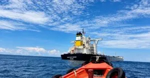 Εισροή υδάτων σε γιγαντιαίο φορτηγό πλοίο με ελληνική σημαία στο Βιετνάμ – Ασφαλές το πλήρωμα