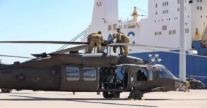 Αλεξανδρούπολη: Στρατιωτικά ελικόπτερα φορτώνονται σε Ro-Ro μέσα στο λιμάνι
