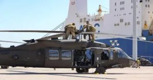 Αλεξανδρούπολη: Στρατιωτικά ελικόπτερα φορτώνονται σε Ro-Ro μέσα στο λιμάνι