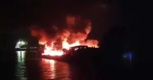 Διαρροή χημικού φορτίου προκάλεσε κόλαση φωτιάς σε πλοίο στην Ινδονησία – Δύο νεκροί ναυτικοί