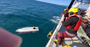 Απίστευτη ιστορία επιβίωσης 15χρονου στα παγωμένα νερά της Βερίγγειου