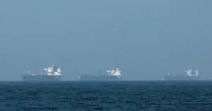 Ζαλίζει το κόστος των ζημιών από επιθέσεις σε πλοία – Εκτοξεύθηκαν τα ασφάλιστρα πολέμου