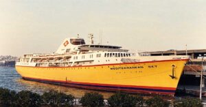 Deluxe καμπίνα 3.650 δραχμές: Το πλωτό παλάτι που σαπίζει μισοβυθισμένο στην Ελευσίνα