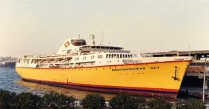 Deluxe καμπίνα 3.650 δραχμές: Το πλωτό παλάτι που σαπίζει μισοβυθισμένο στην Ελευσίνα