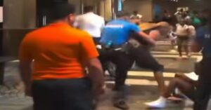 Απίστευτο ξύλο μεταξύ επιβατών κρουαζιερόπλοιου και ανδρών ασφαλείας – Μπουνιές και χάος στους διαδρόμους