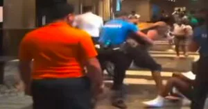 Απίστευτο ξύλο μεταξύ επιβατών κρουαζιερόπλοιου και ανδρών ασφαλείας – Μπουνιές και χάος στους διαδρόμους