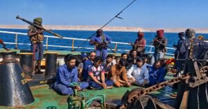 Πέντε ναυτικοί νεκροί: Σε τραγωδία κατέληξε η ομηρία του πληρώματος του Honour 25