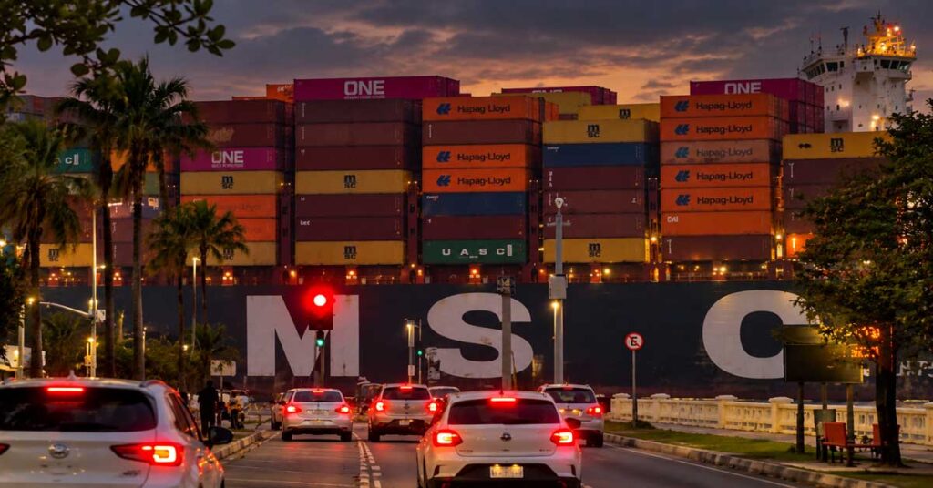 Όταν ανάβει κόκκινο φανάρι για να… περάσει ένα τεράστιο πλοίο containership – Δείτε το βίντεο