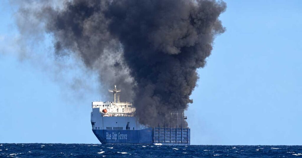 Η ανακοίνωση της Attica Ferries για την πυρκαγιά στο Blue Carrier 2