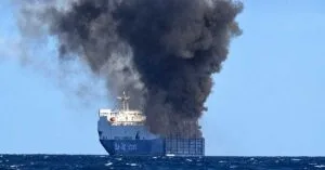 Η ανακοίνωση της Attica Ferries για την πυρκαγιά στο Blue Carrier 2