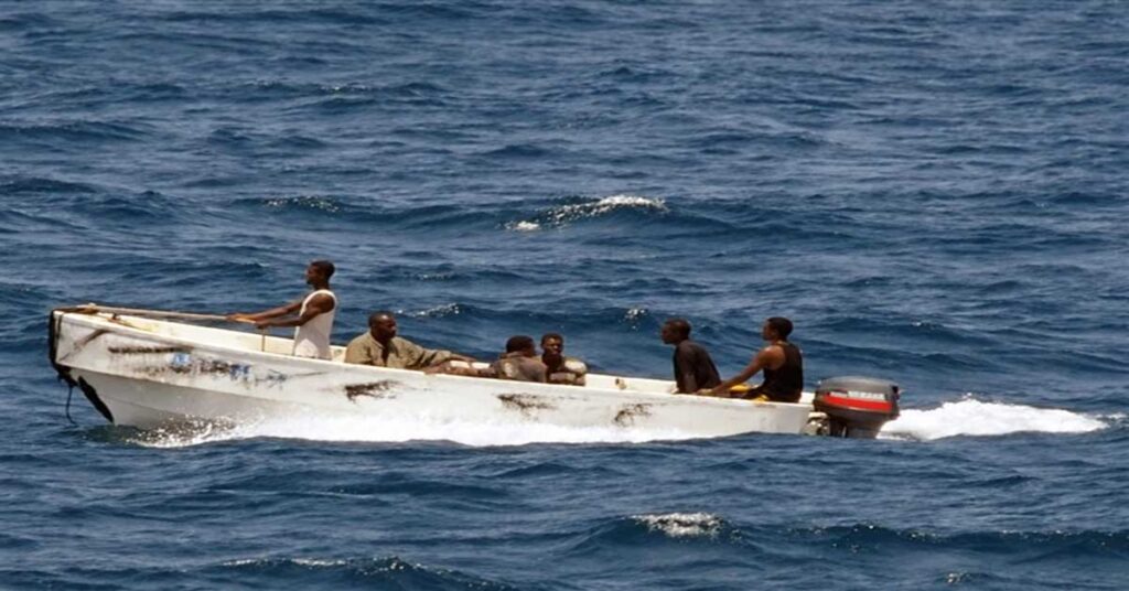 Εκατοντάδες Σομαλοί πειρατές απειλούν τα εμπορικά πλοία