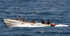 Εκατοντάδες Σομαλοί πειρατές απειλούν τα εμπορικά πλοία