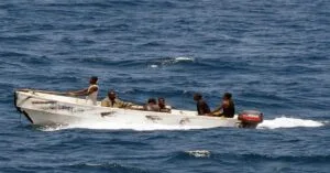 Εκατοντάδες Σομαλοί πειρατές απειλούν τα εμπορικά πλοία