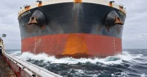 Βίντεο-σοκ: Η στιγμή που τεράστιο φορτηγό πλοίο συγκρούεται με κινεζικό αλιευτικό