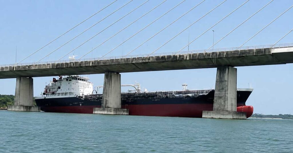 ΒΙΝΤΕΟ: Δεξαμενόπλοιο παρασύρθηκε από το ρεύμα και κατέληξε πάνω σε γέφυρα στη Μαλαισία