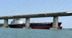 ΒΙΝΤΕΟ: Δεξαμενόπλοιο παρασύρθηκε από το ρεύμα και κατέληξε πάνω σε γέφυρα στη Μαλαισία